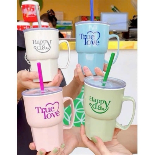 Ly nhựa có quai kèm ống hút